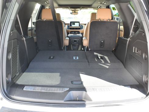 Used 2024 Chevrolet Tahoe Premier w/ Premium Package AWD/4WD image 10