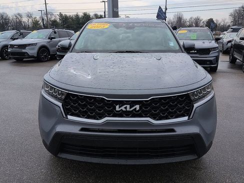 Used 2023 Kia Sorento LX image 3
