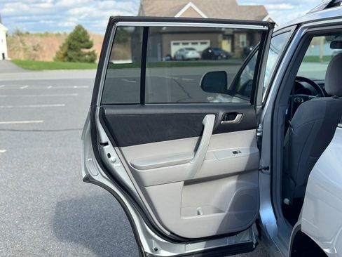 Used 2011 Toyota Highlander 4WD w/ Tech Pkg image 12