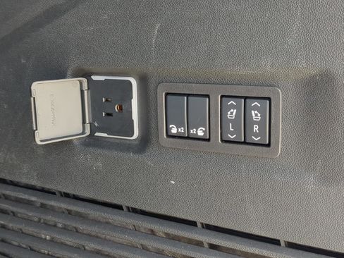 Used 2025 Chevrolet Suburban High Country image 30