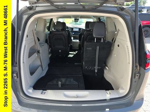 Used 2023 Chrysler Pacifica Touring-L FWD image 38