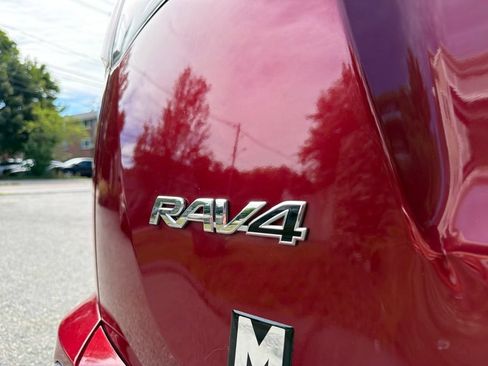 Used 2018 Toyota RAV4 LE AWD/4WD image 11