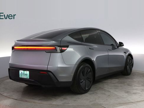 Used 2026 Tesla Model Y 2WD image 3