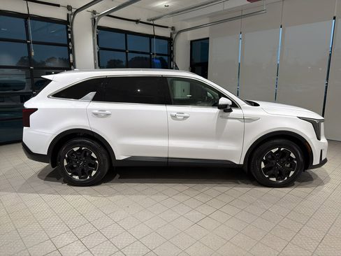 Used 2025 Kia Sorento S FWD image 6