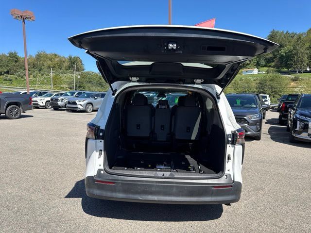 Used 2023 Toyota Sienna LE AWD/4WD image 17