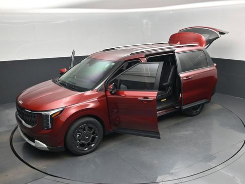 Used 2025 Kia Carnival EX image 20