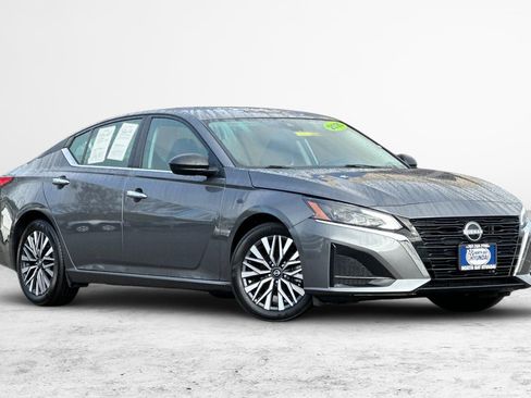 Used 2025 Nissan Altima 2.5 SV FWD image 2