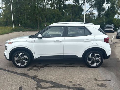 Used 2025 Hyundai Venue SEL FWD image 2