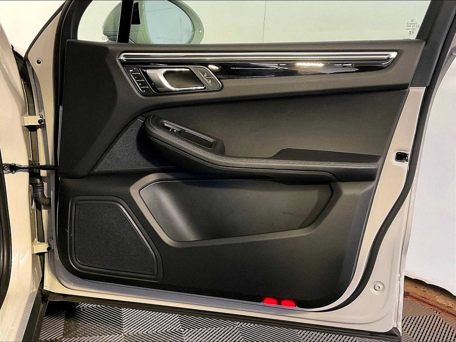 Certified 2023 Porsche Macan AWD/4WD image 26