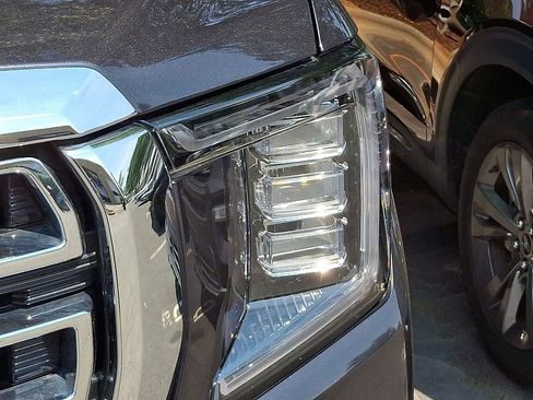 Used 2023 GMC Yukon XL SLT RWD image 5