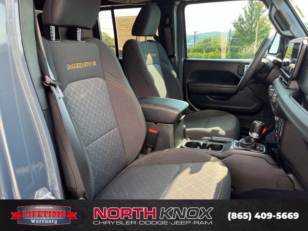 Used 2025 Jeep Gladiator Mojave w/ Convenience Group AWD/4WD image 28
