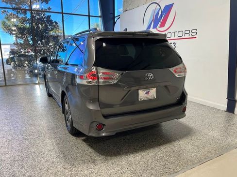 Used 2019 Toyota Sienna SE Premium image 4