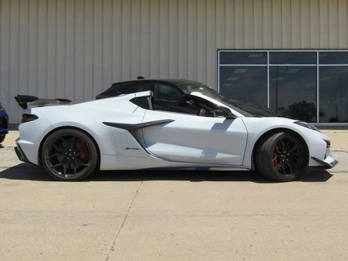 Used 2023 Chevrolet Corvette Z06 w/ Z07 Performance Package RWD image 2