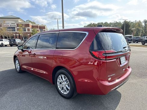 New 2026 Chrysler Pacifica Select image 5
