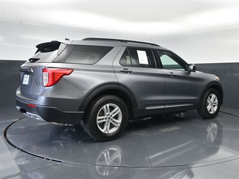 Used 2022 Ford Explorer XLT w/ Equipment Group 202A AWD/4WD image 5