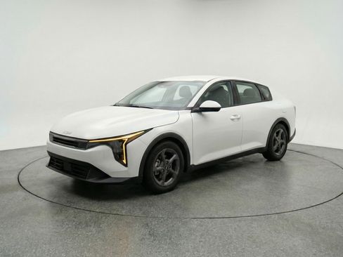 Used 2025 Kia K4 LXS image 3