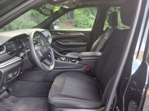 Used 2024 Jeep Grand Cherokee Laredo X AWD/4WD image 2