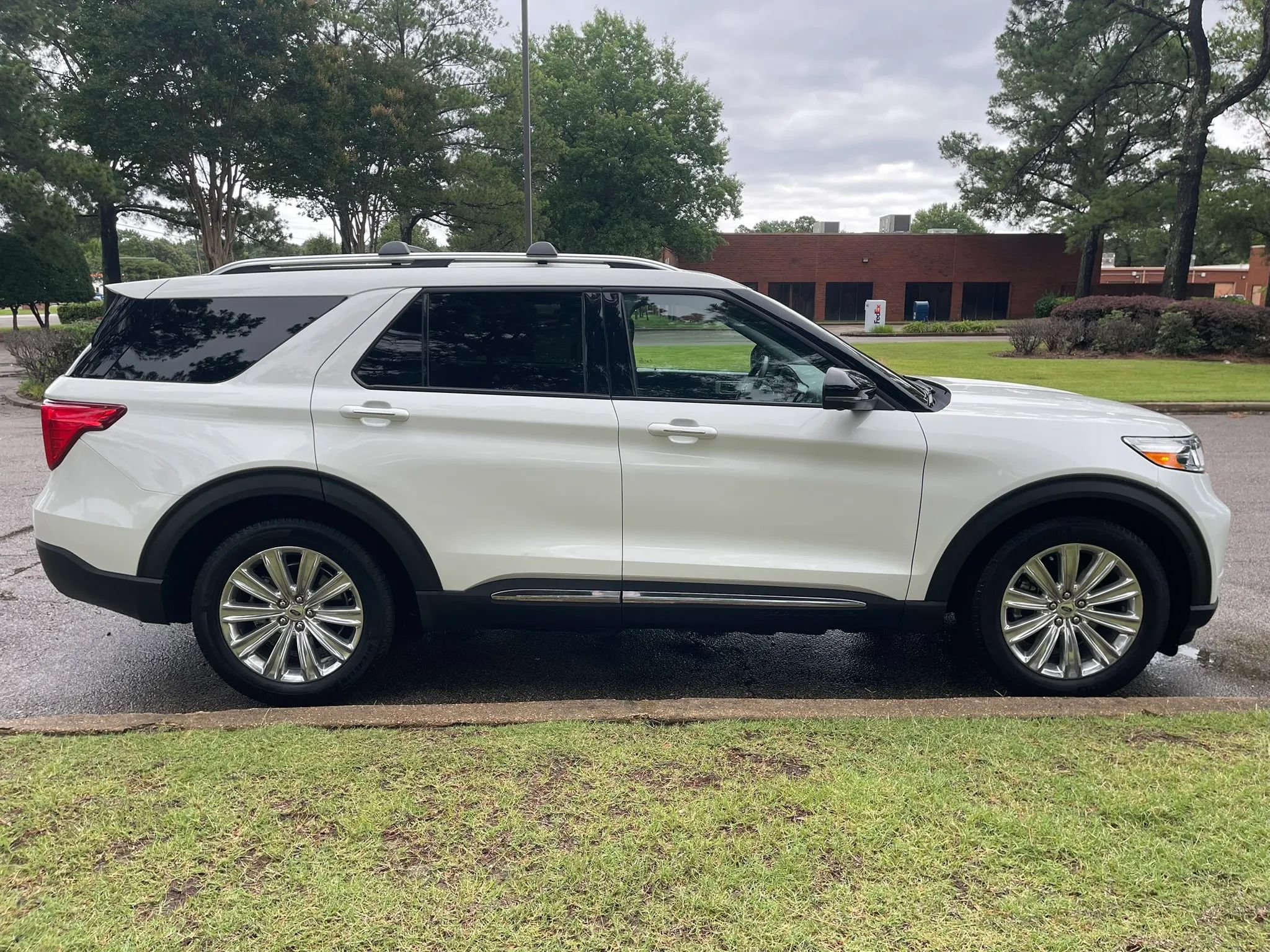 Used 2021 Ford Explorer Limited w/ Hybrid Equipment Group 310A RWD image 6
