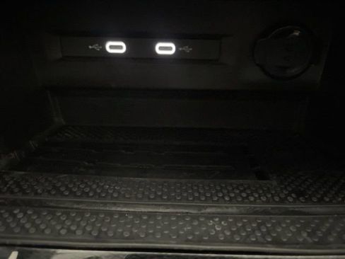 Certified 2025 Volkswagen Taos SE image 21