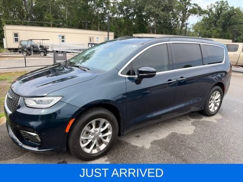 Used 2022 Chrysler Pacifica Touring-L AWD/4WD image 2
