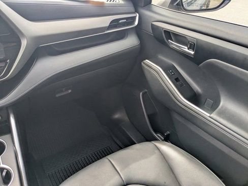 Used 2023 Toyota Highlander XLE FWD image 17