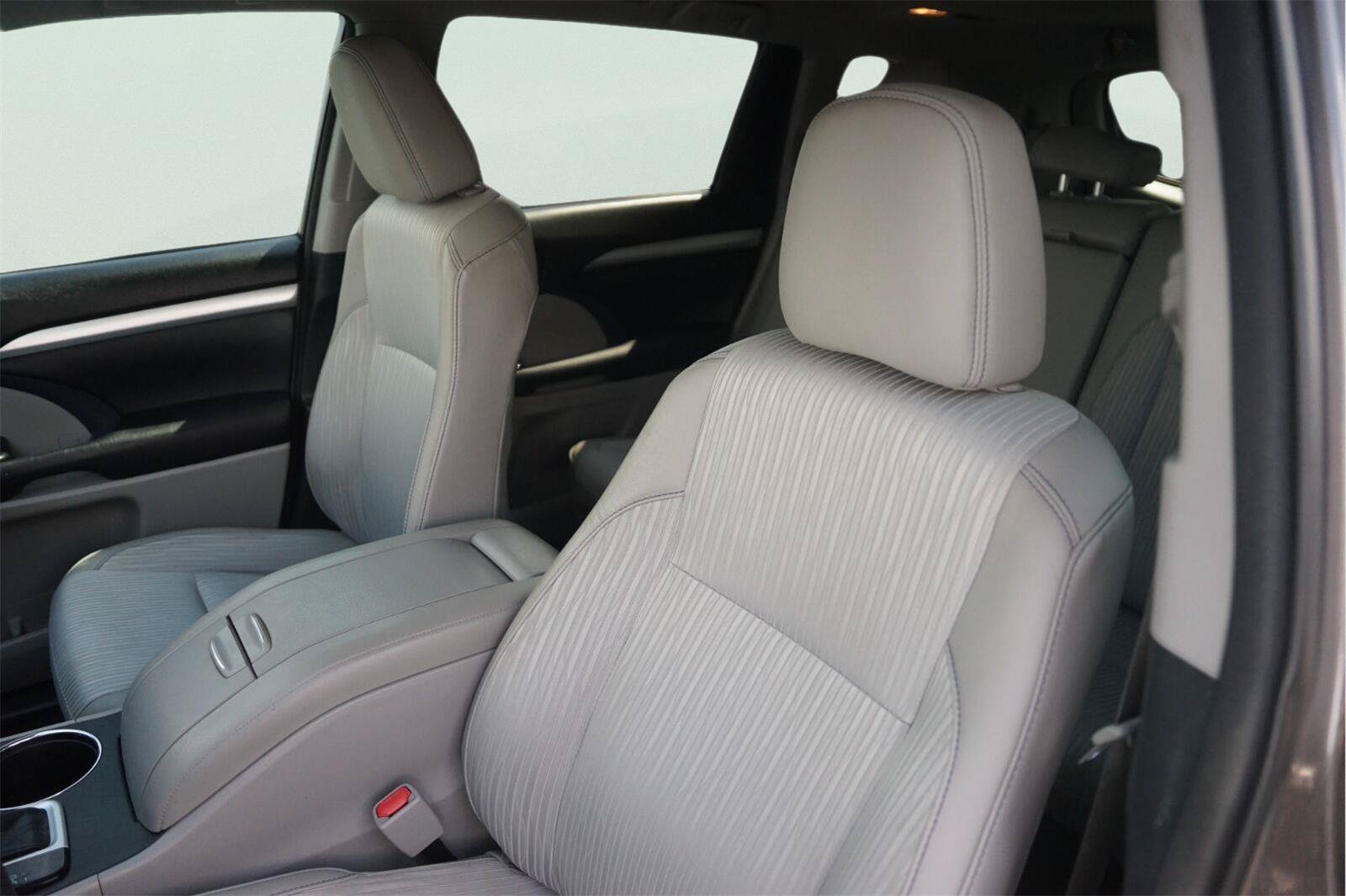 Used 2015 Toyota Highlander Plus FWD image 10