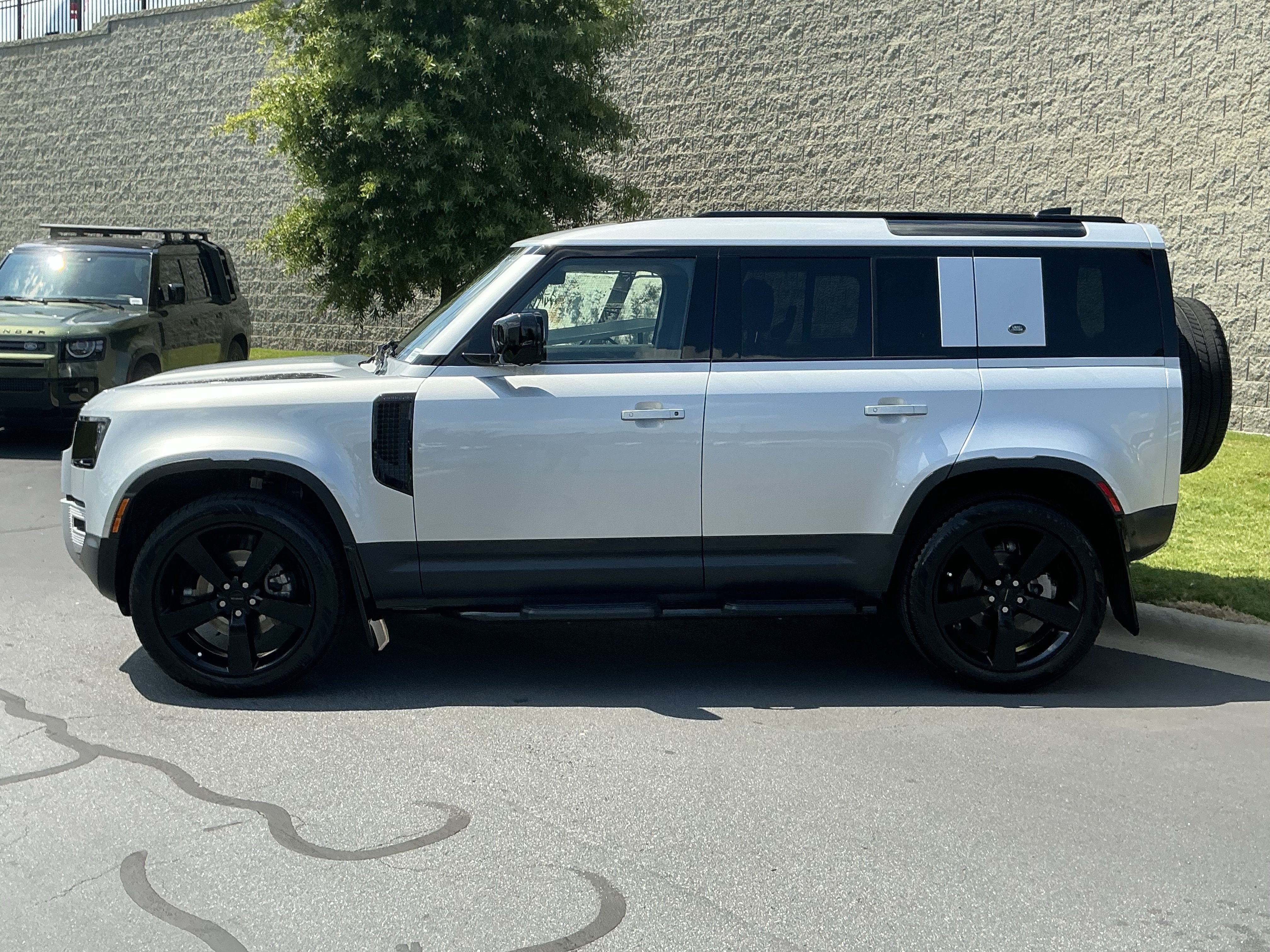 Certified 2024 Land Rover Defender 110 S AWD/4WD image 4