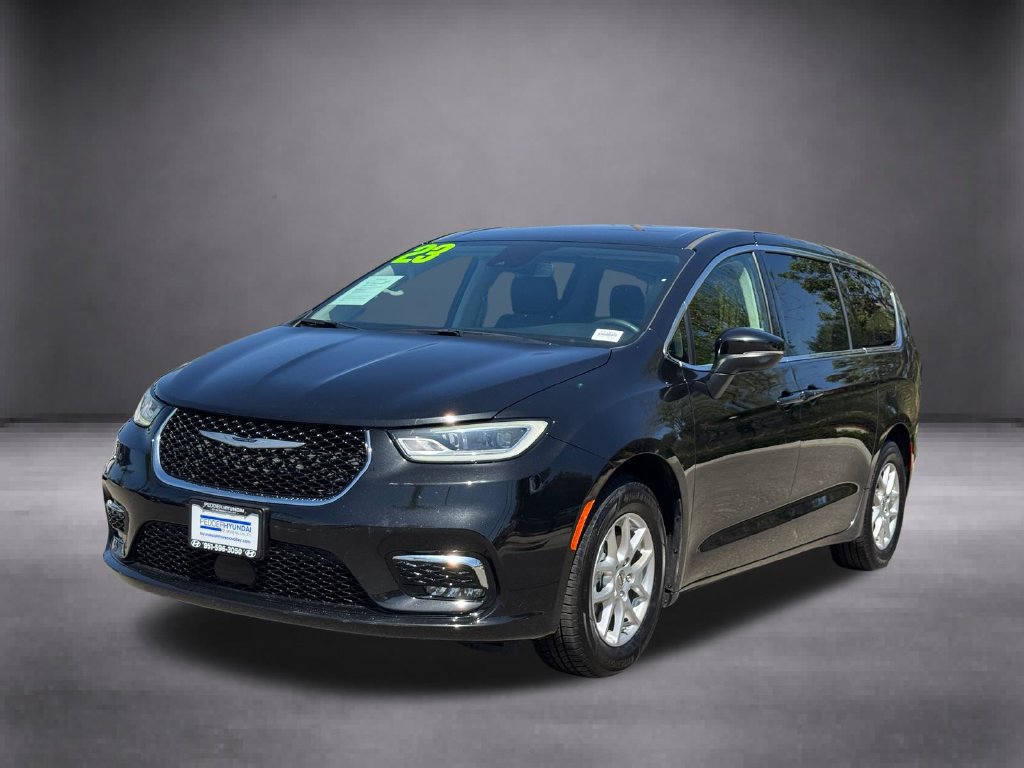 Used 2023 Chrysler Pacifica Touring-L FWD image 4