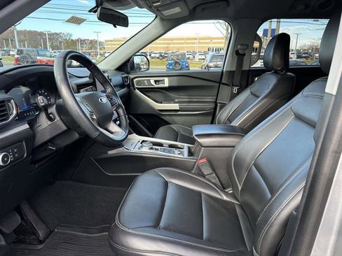 Used 2022 Ford Explorer XLT w/ Equipment Group 202A image 12