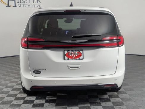 Used 2023 Chrysler Pacifica Touring-L FWD image 6