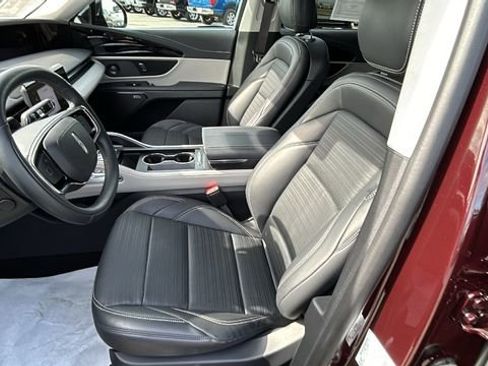 Used 2025 Lincoln Nautilus Reserve image 17