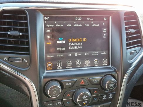 Used 2018 Jeep Grand Cherokee Altitude AWD/4WD image 17