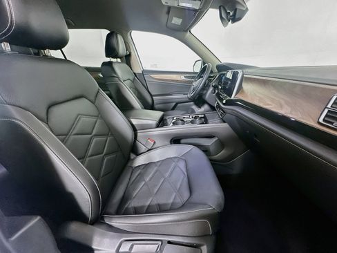 Used 2025 Volkswagen Atlas SE AWD/4WD image 32