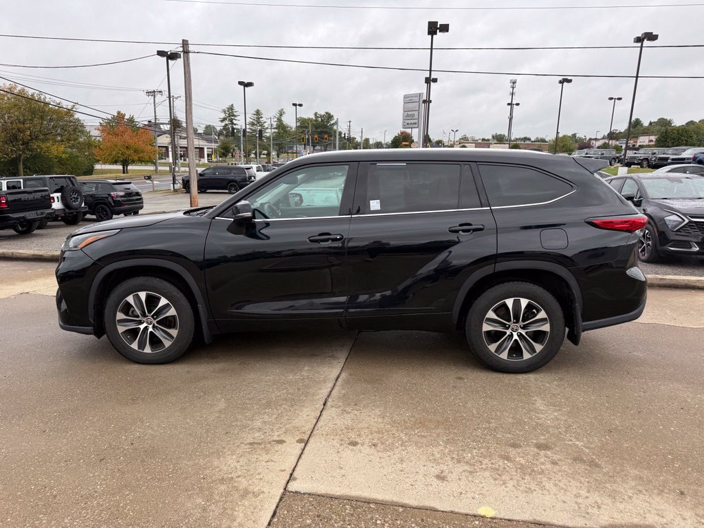 Used 2021 Toyota Highlander XLE AWD/4WD image 9