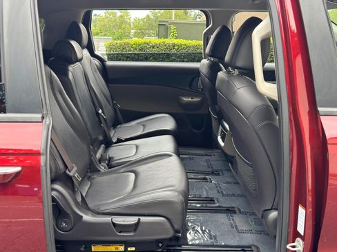 Used 2025 Kia Carnival FWD image 43