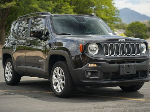 Used 2018 Jeep Renegade Latitude w/ Cold Weather Group AWD/4WD image 7