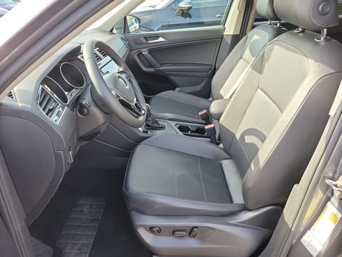 Used 2020 Volkswagen Tiguan SE image 21