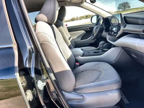 Used 2024 Toyota Highlander LE image 12