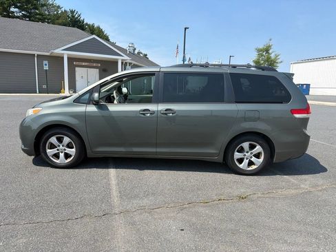 Used 2014 Toyota Sienna LE FWD image 3