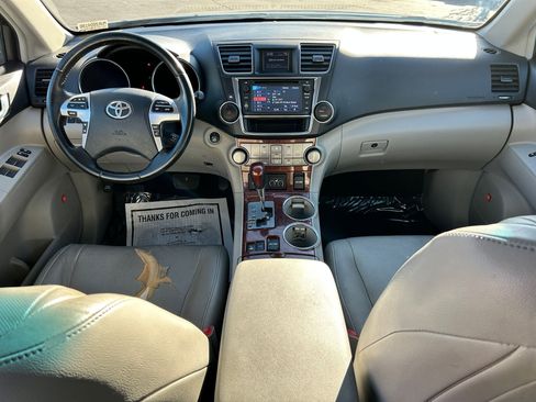 Used 2013 Toyota Highlander Plus w/ Cold Weather Pkg image 22