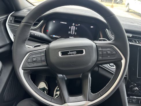 New 2025 Jeep Grand Cherokee Laredo X w/ Luxury Tech Group I image 17