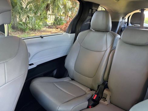 Used 2025 Toyota Sienna XLE FWD image 38