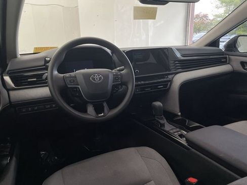 Used 2025 Toyota Camry LE w/ Convenience Package image 17