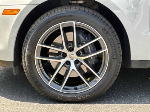Certified 2025 Porsche Macan AWD/4WD image 30