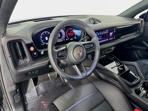 Used 2025 Porsche Cayenne GTS image 9
