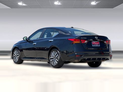 Used 2025 Nissan Altima 2.5 SV FWD image 3