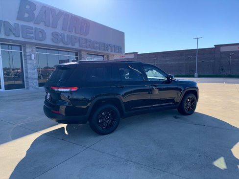 Used 2024 Jeep Grand Cherokee L Laredo image 4