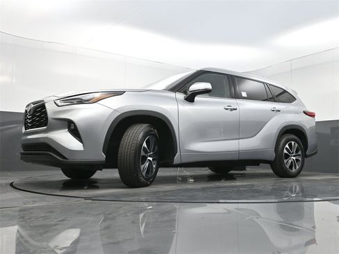 Used 2022 Toyota Highlander XLE image 29