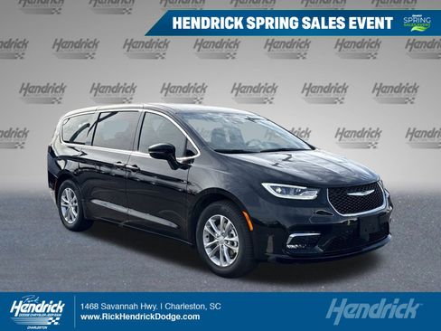 New 2026 Chrysler Pacifica Select image 1