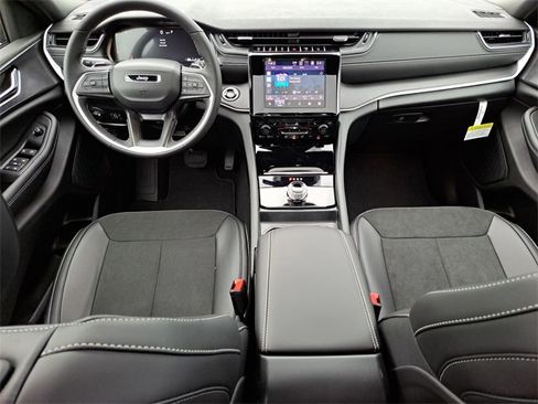 New 2025 Jeep Grand Cherokee Altitude image 12